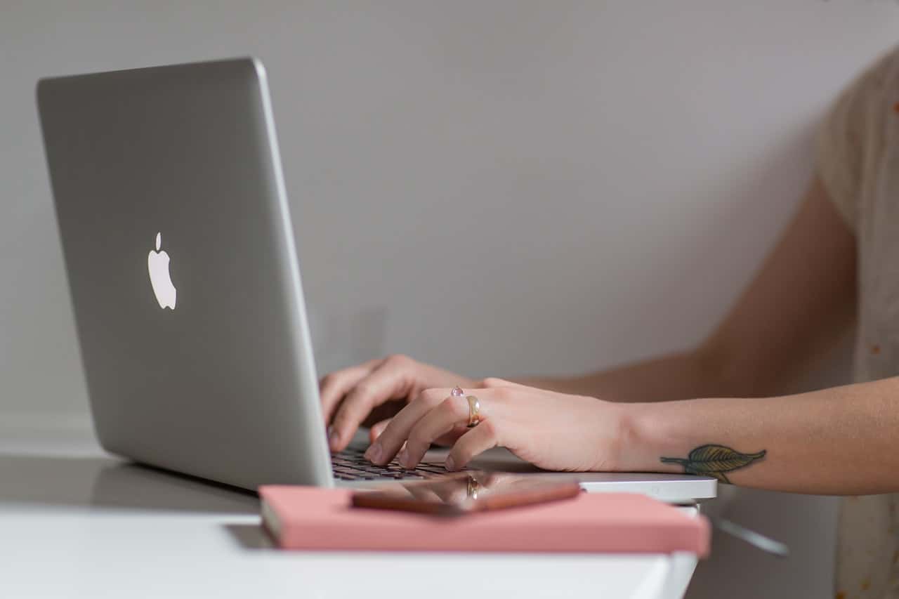 computer-desk-electronics-indoors-374098-min